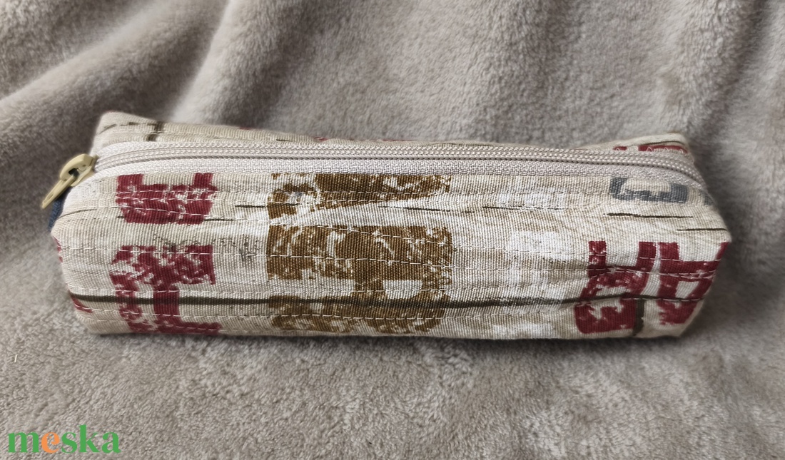 Tolltartó, feliratos, barna - otthon & életmód - papír, írószer - tolltartó & ceruzatekercs - Meska.hu