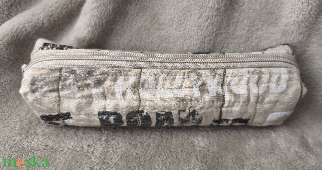 Tolltartó, feliratos, szürke - otthon & életmód - papír, írószer - tolltartó & ceruzatekercs - Meska.hu