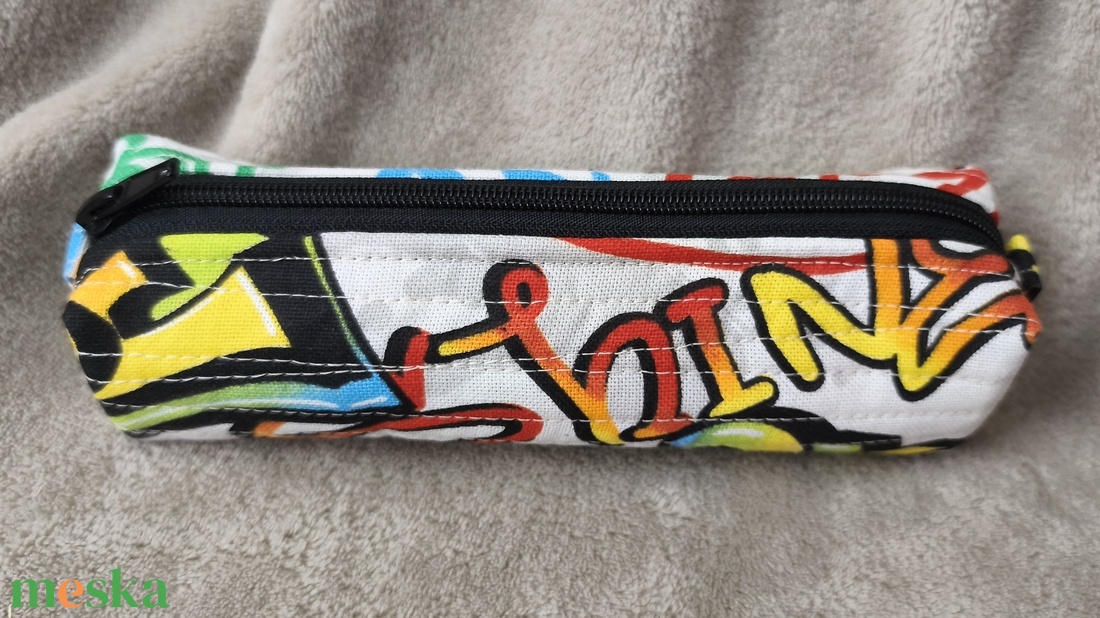 Tolltartó, graffiti  - otthon & életmód - papír, írószer - tolltartó & ceruzatekercs - Meska.hu
