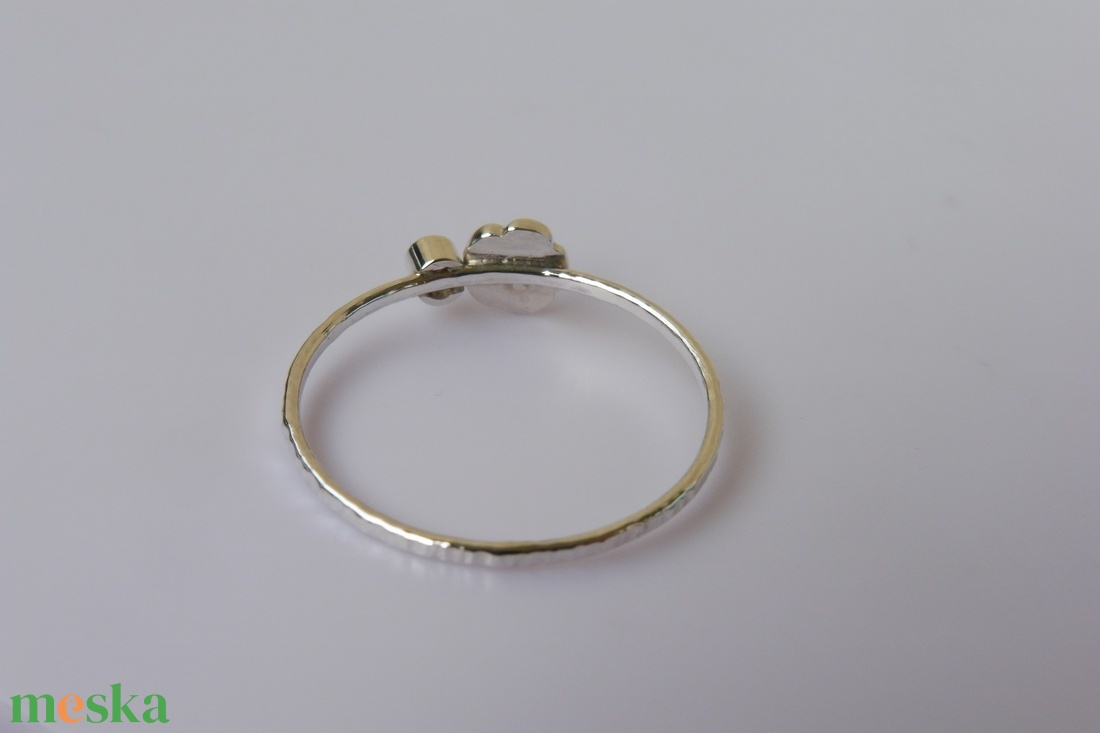 virágos-fehér zafír köves ezüst gyűrű  - ékszer - gyűrű - szoliter gyűrű - Meska.hu
