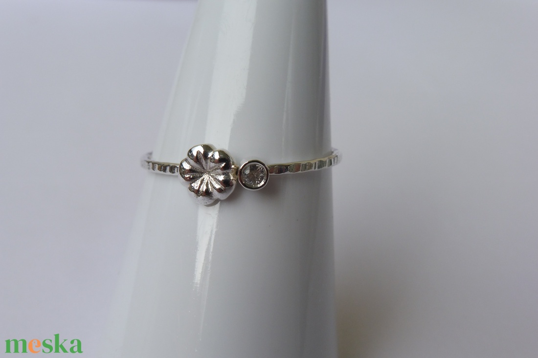virágos-fehér zafír köves ezüst gyűrű  - ékszer - gyűrű - szoliter gyűrű - Meska.hu