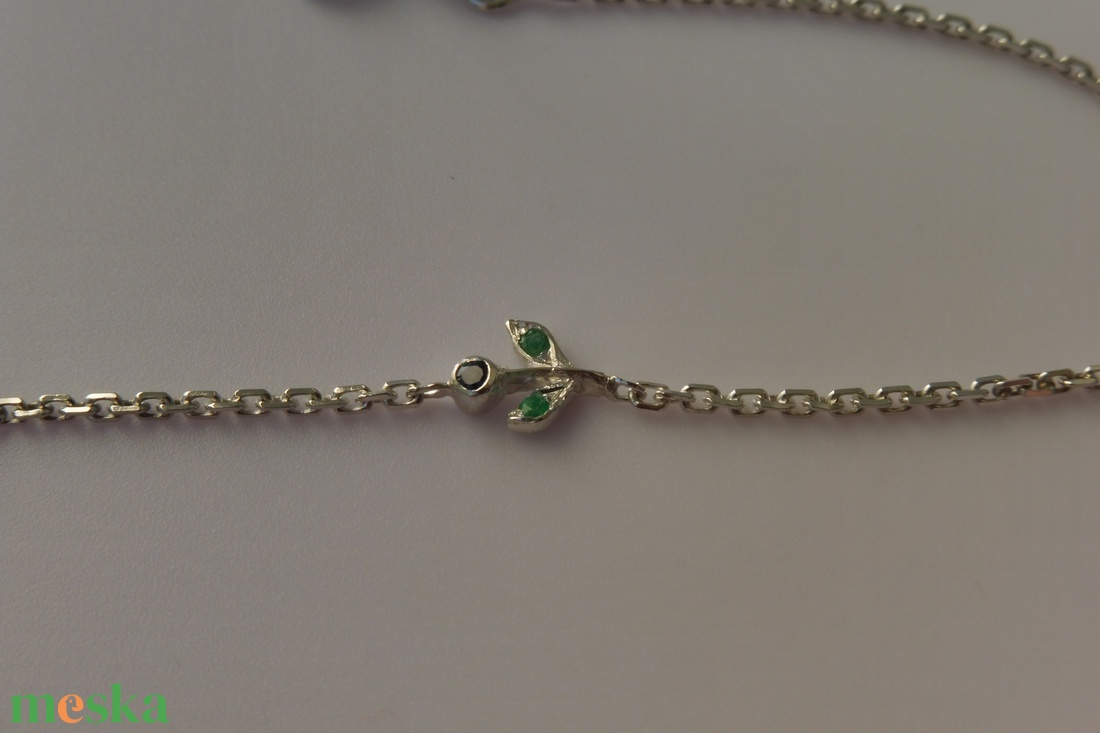 ezüst karkötő smaragddal és kék zafírral  - ékszer - karkötő - karkötő medállal - Meska.hu