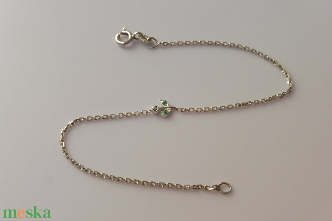 ezüst karkötő smaragddal és kék zafírral  - ékszer - karkötő - karkötő medállal - Meska.hu