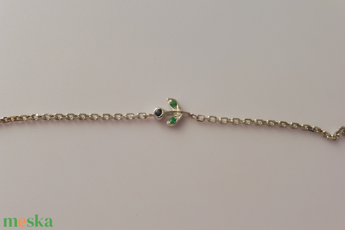 ezüst karkötő smaragddal és kék zafírral  - ékszer - karkötő - karkötő medállal - Meska.hu
