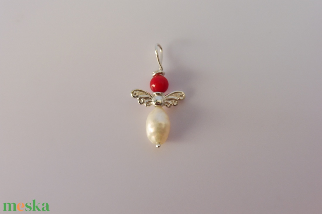 ezüst angyalka medál korallal és gyönggyel - ékszer - nyaklánc - medál - Meska.hu