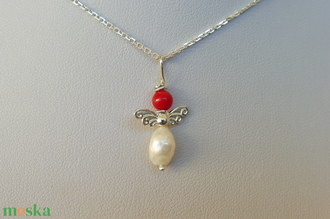 ezüst angyalka medál korallal és gyönggyel - ékszer - nyaklánc - medál - Meska.hu