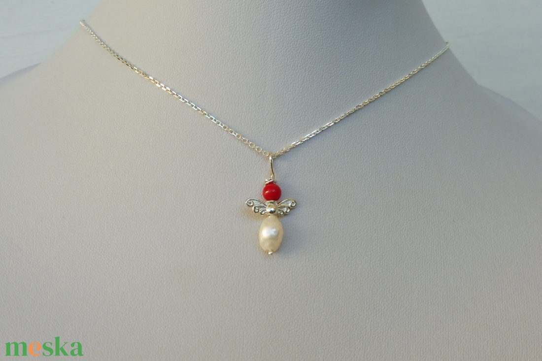 ezüst angyalka medál korallal és gyönggyel - ékszer - nyaklánc - medál - Meska.hu