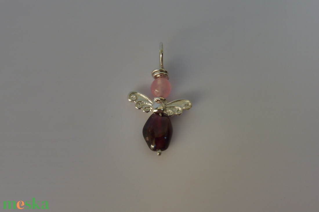 ezüst angyalka medál rózsakvarccal és gránáttal - ékszer - nyaklánc - medál - Meska.hu