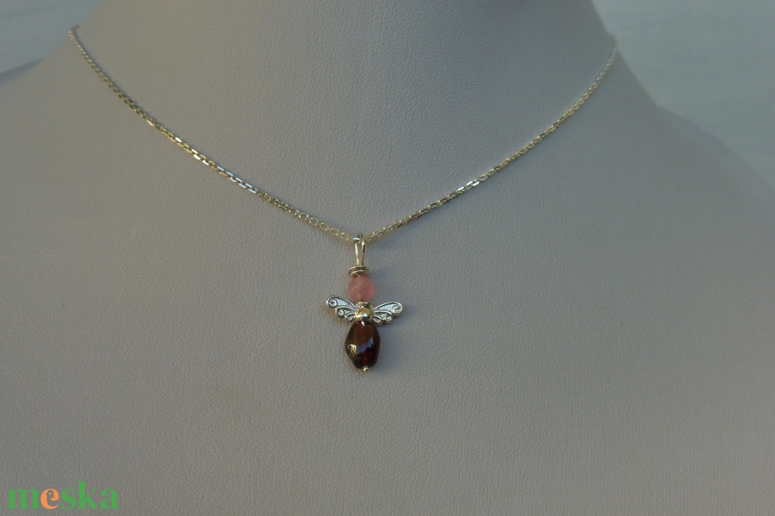 ezüst angyalka medál rózsakvarccal és gránáttal - ékszer - nyaklánc - medál - Meska.hu