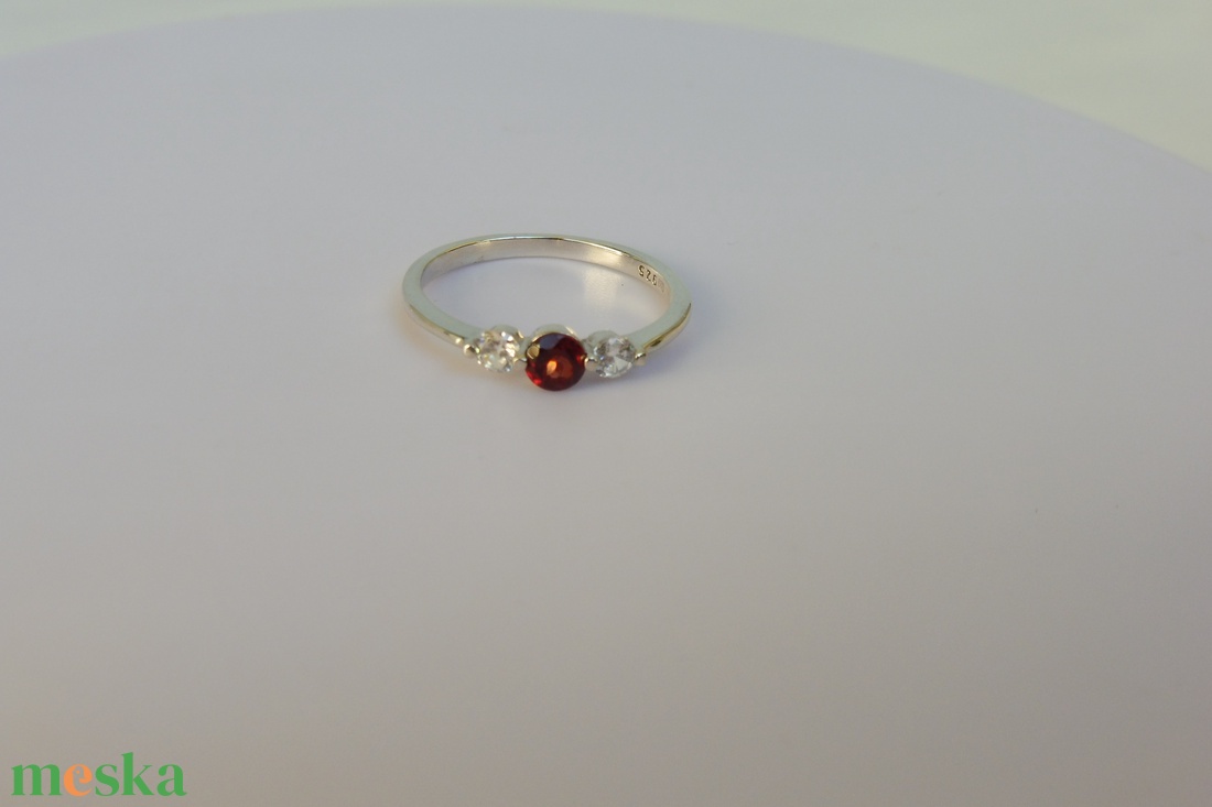  gránátos cirkóniás ezüstgyűrű    - ékszer - gyűrű - vékony gyűrű - Meska.hu