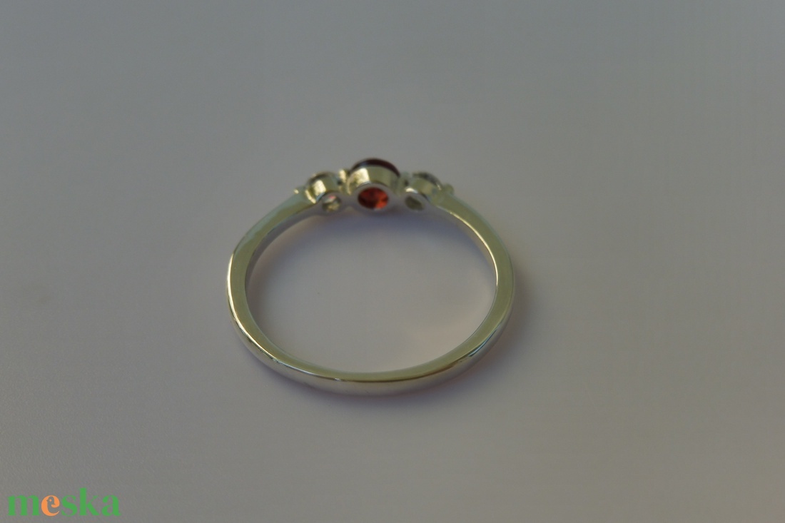  gránátos cirkóniás ezüstgyűrű    - ékszer - gyűrű - vékony gyűrű - Meska.hu