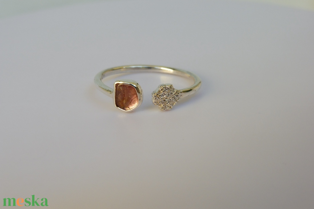 rózsaszín turmalinos, cirkóniás nyitott ezüstgyűrű - ékszer - gyűrű - gyöngyös gyűrű - Meska.hu