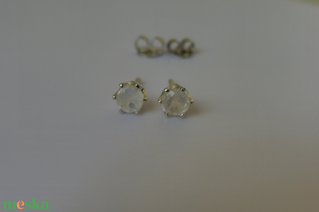 ezüst fülbevaló holdkővel - ékszer - fülbevaló - pötty fülbevaló - Meska.hu