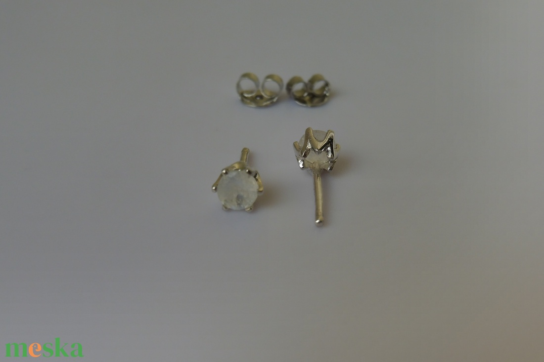 ezüst fülbevaló holdkővel - ékszer - fülbevaló - pötty fülbevaló - Meska.hu