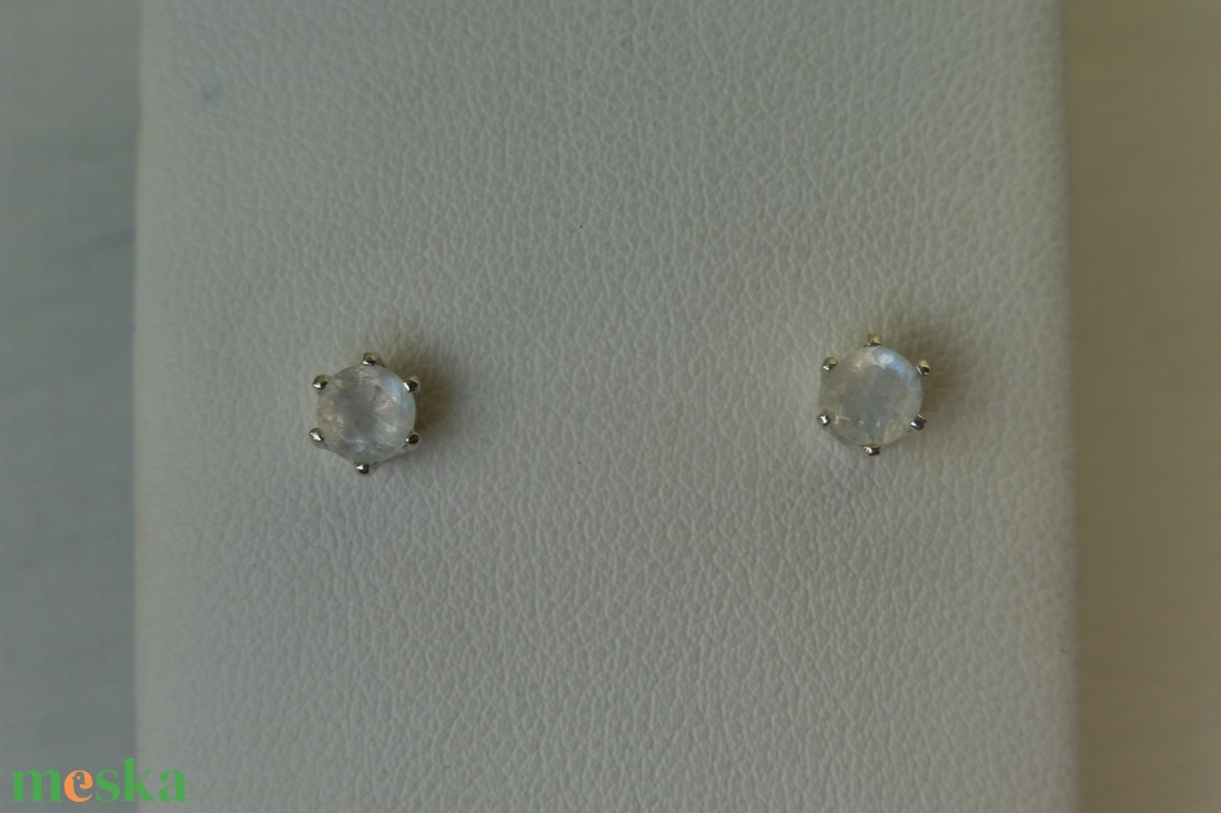 ezüst fülbevaló holdkővel - ékszer - fülbevaló - pötty fülbevaló - Meska.hu