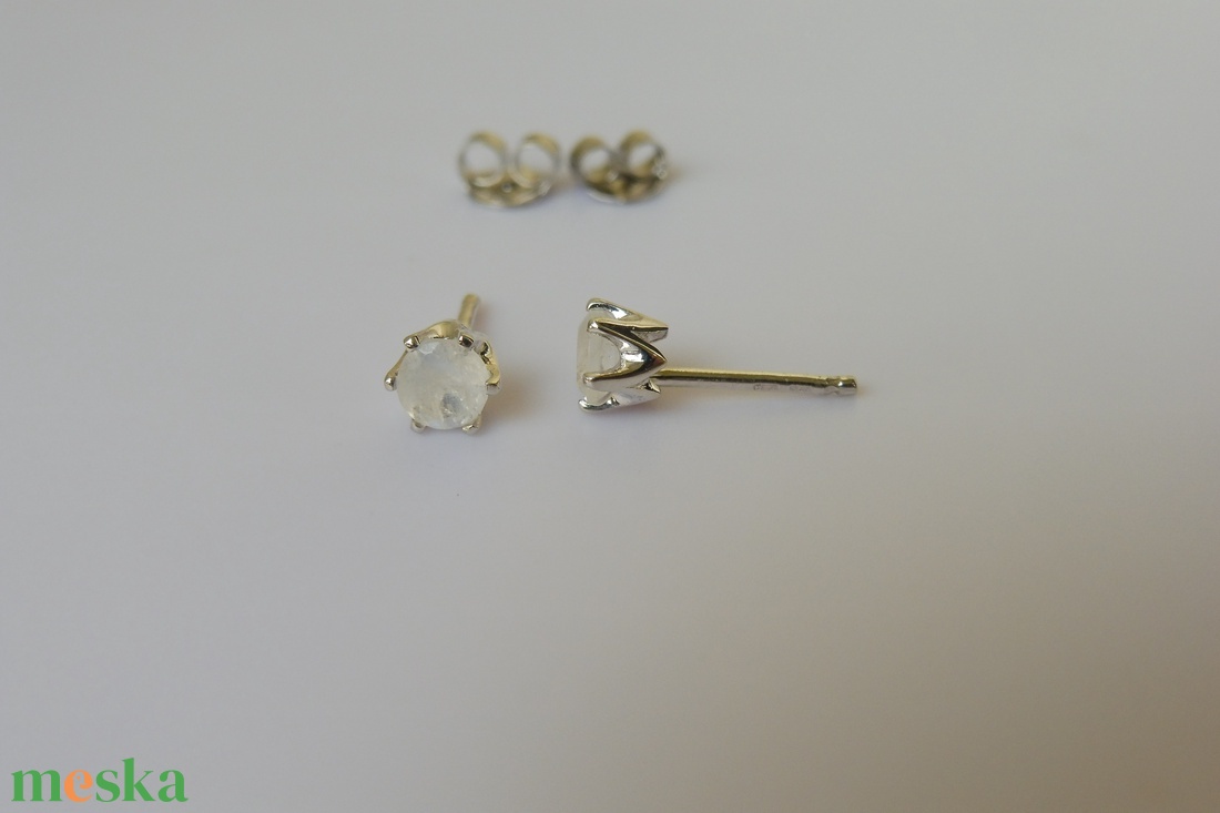 ezüst fülbevaló holdkővel - ékszer - fülbevaló - pötty fülbevaló - Meska.hu