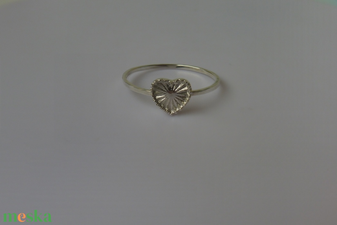 ezüst napsugaras szív gyűrű - ékszer - gyűrű - vékony gyűrű - Meska.hu