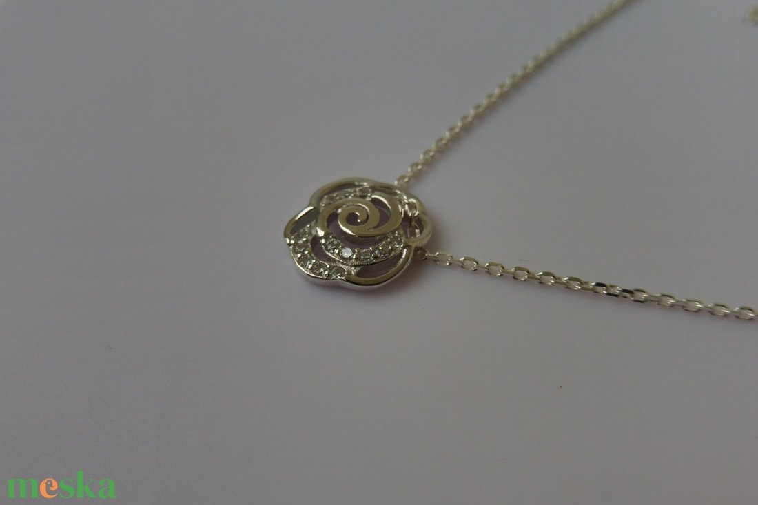 ezüst nyaklánc köves rózsával - ékszer - nyaklánc - medálos nyaklánc - Meska.hu