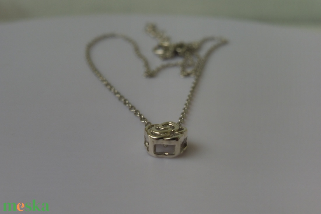 ezüst nyaklánc áttört, köves rózsával - ékszer - nyaklánc - medálos nyaklánc - Meska.hu