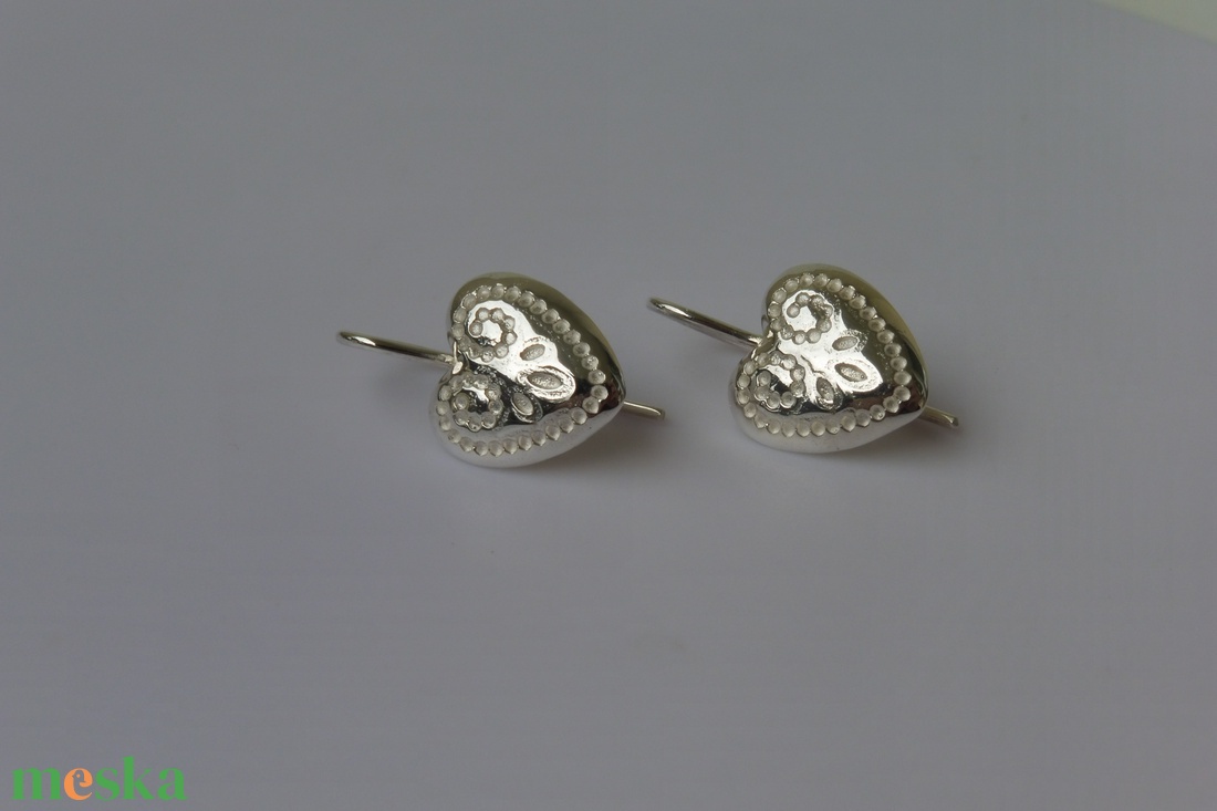 mintás szíves ezüst fülbevaló - ékszer - fülbevaló - lógó fülbevaló - Meska.hu