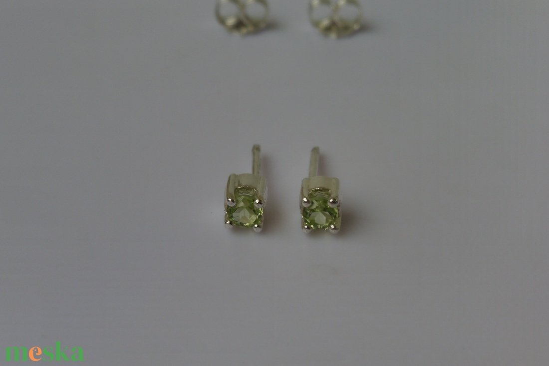 ezüst fülbevaló peridottal - ékszer - fülbevaló - pötty fülbevaló - Meska.hu