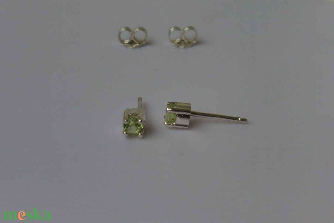 ezüst fülbevaló peridottal - ékszer - fülbevaló - pötty fülbevaló - Meska.hu