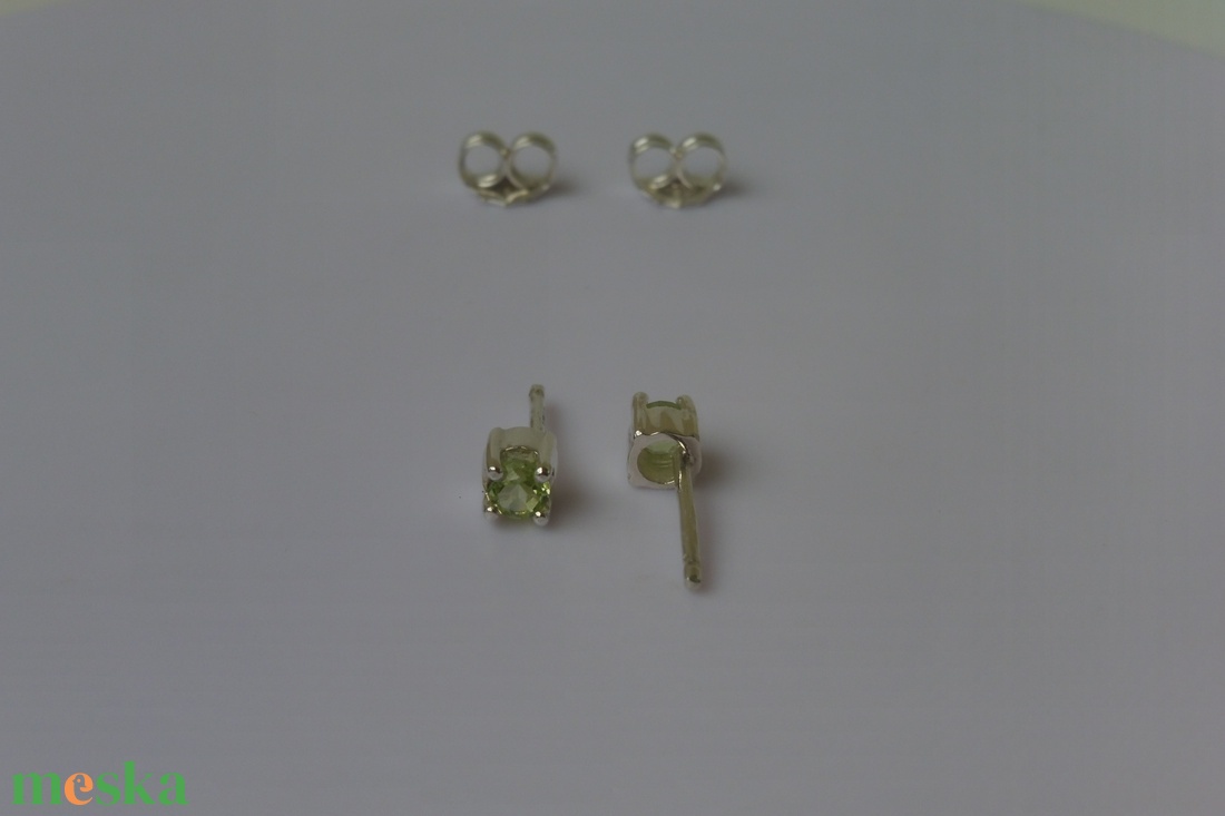 ezüst fülbevaló peridottal - ékszer - fülbevaló - pötty fülbevaló - Meska.hu