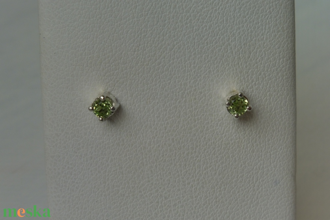 ezüst fülbevaló peridottal - ékszer - fülbevaló - pötty fülbevaló - Meska.hu