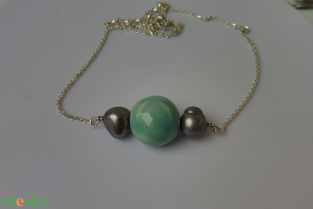 ezüst nyaklánc kerámia rózsával és gyönggyel - ékszer - nyaklánc - medálos nyaklánc - Meska.hu