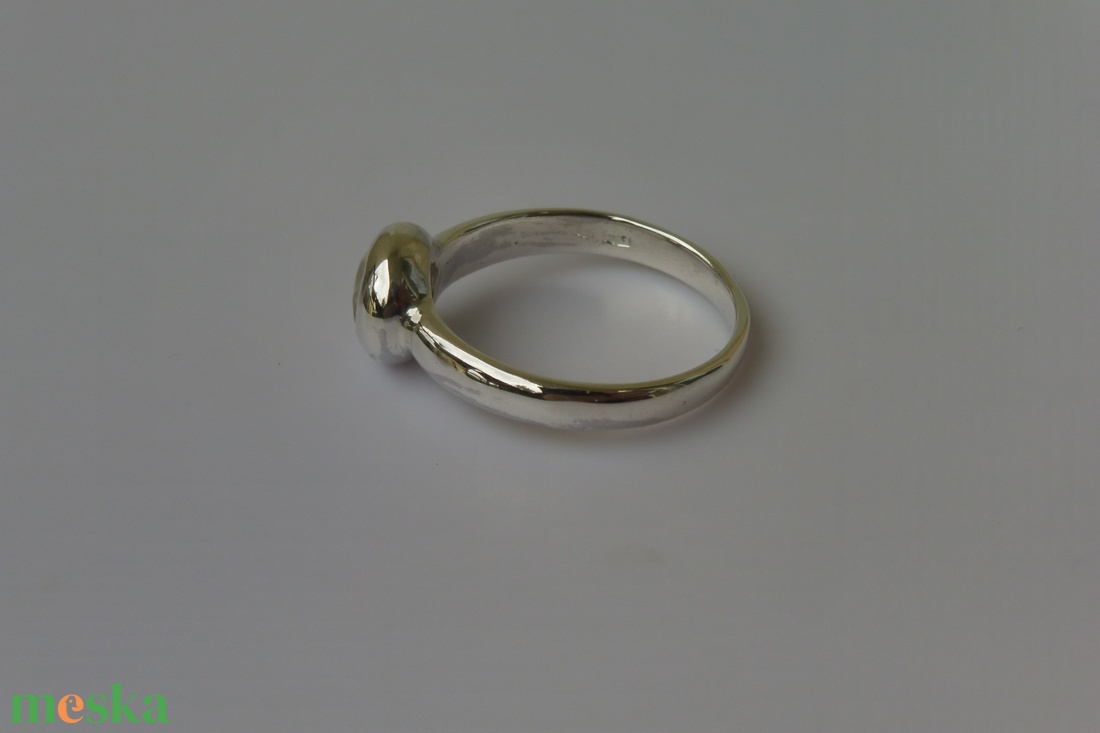 buttonos ezüstgyűrű holdkővel - ékszer - gyűrű - statement gyűrű - Meska.hu