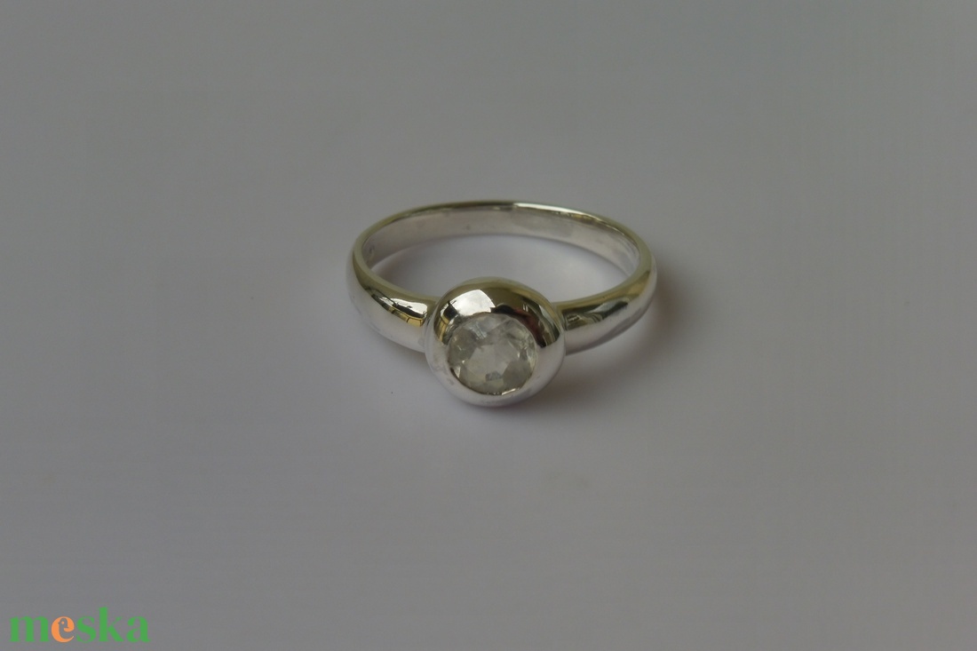 buttonos ezüstgyűrű holdkővel - ékszer - gyűrű - statement gyűrű - Meska.hu