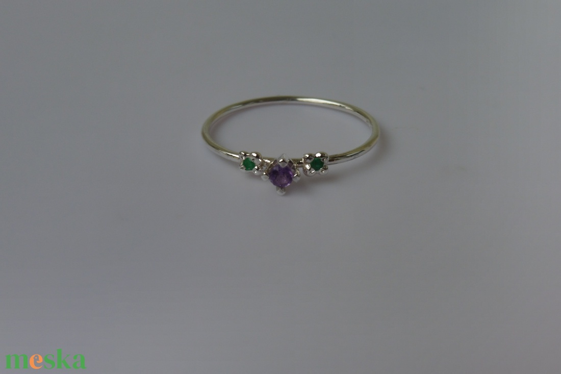 ezüstgyűrű ametiszttel és smaragdokkal - ékszer - gyűrű - szoliter gyűrű - Meska.hu