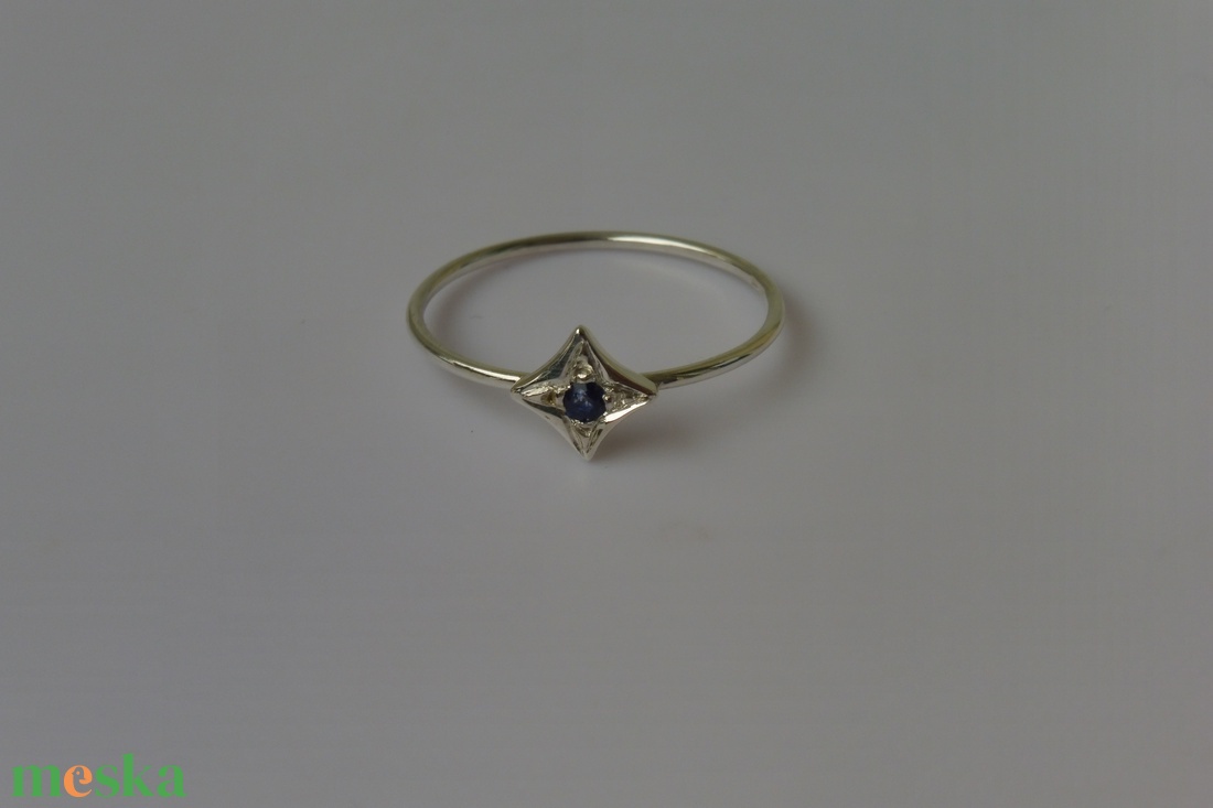 kék zafíros ezüstgyűrű csillag foglalatban - ékszer - gyűrű - vékony gyűrű - Meska.hu