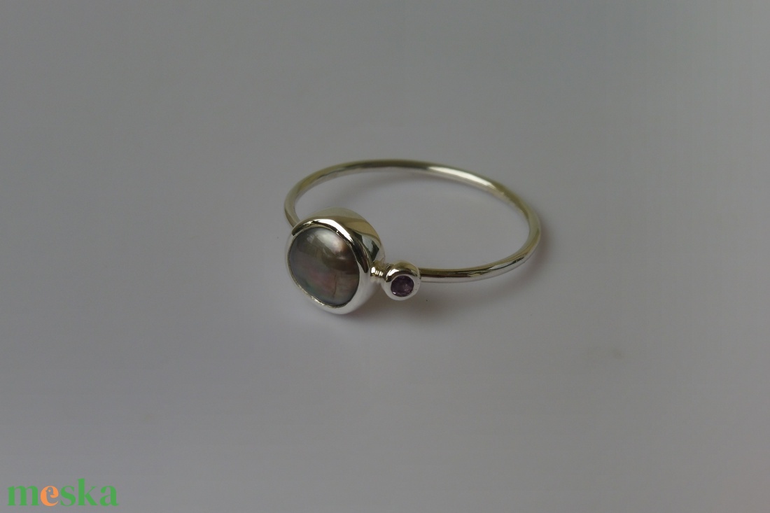 ezüstgyűrű szürke gyönggyel és ametiszttel  - ékszer - gyűrű - szoliter gyűrű - Meska.hu