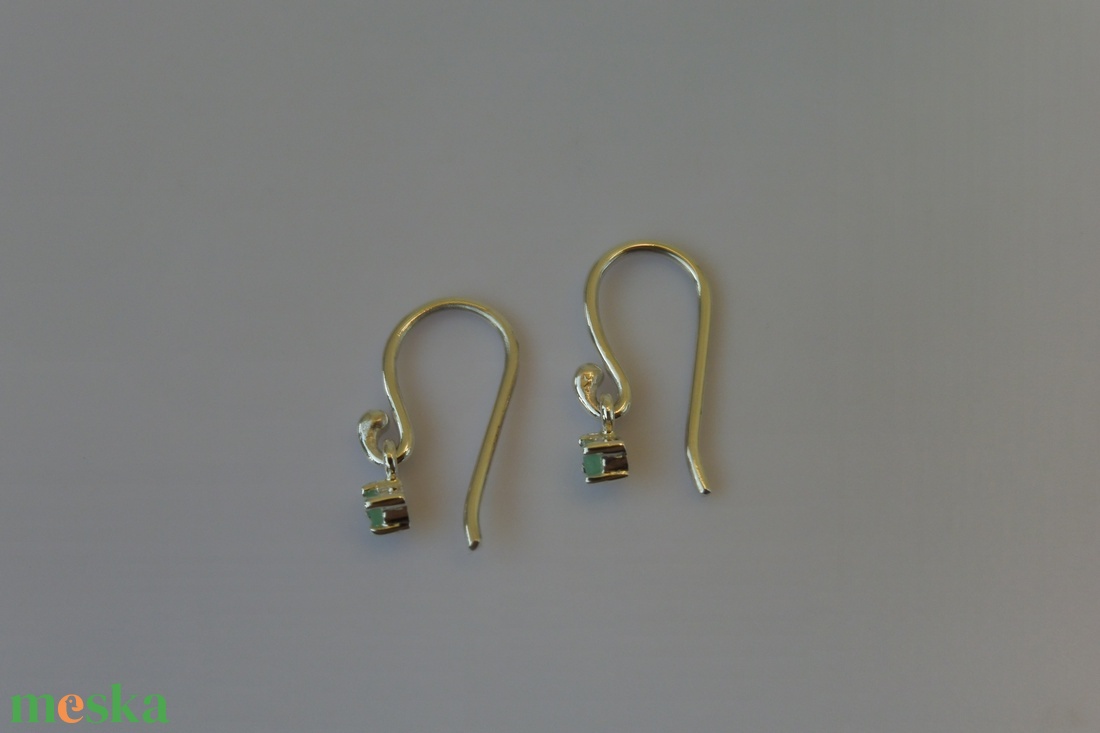 mozgó smaragdos ezüst fülbevaló - ékszer - fülbevaló - lógó fülbevaló - Meska.hu