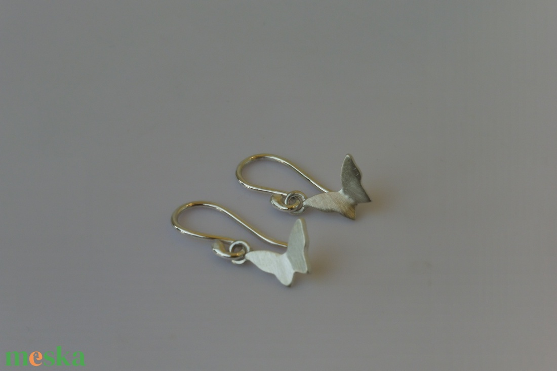 mozgó pillangós ezüst fülbevaló - ékszer - fülbevaló - lógó fülbevaló - Meska.hu