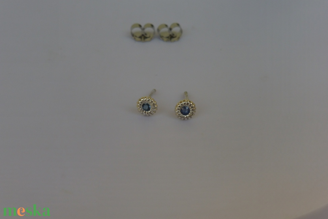 ezüst fülbevaló kék zafírral - ékszer - fülbevaló - pötty fülbevaló - Meska.hu