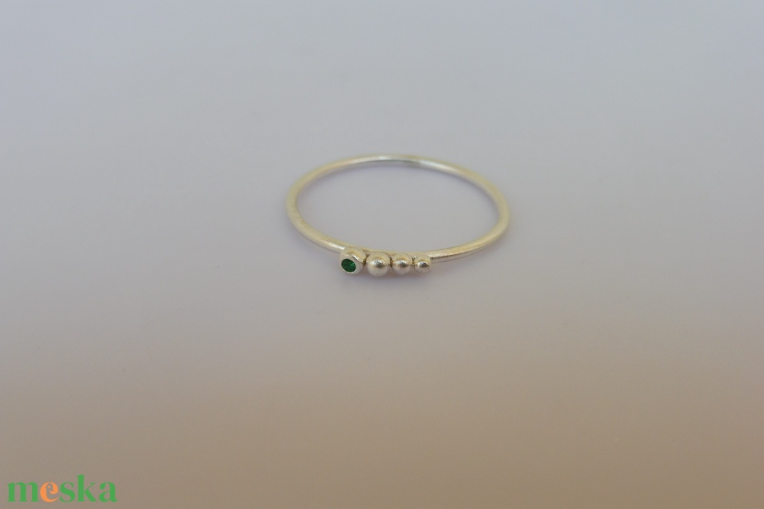 golyós ezüstgyűrű smaragddal - ékszer - gyűrű - szoliter gyűrű - Meska.hu