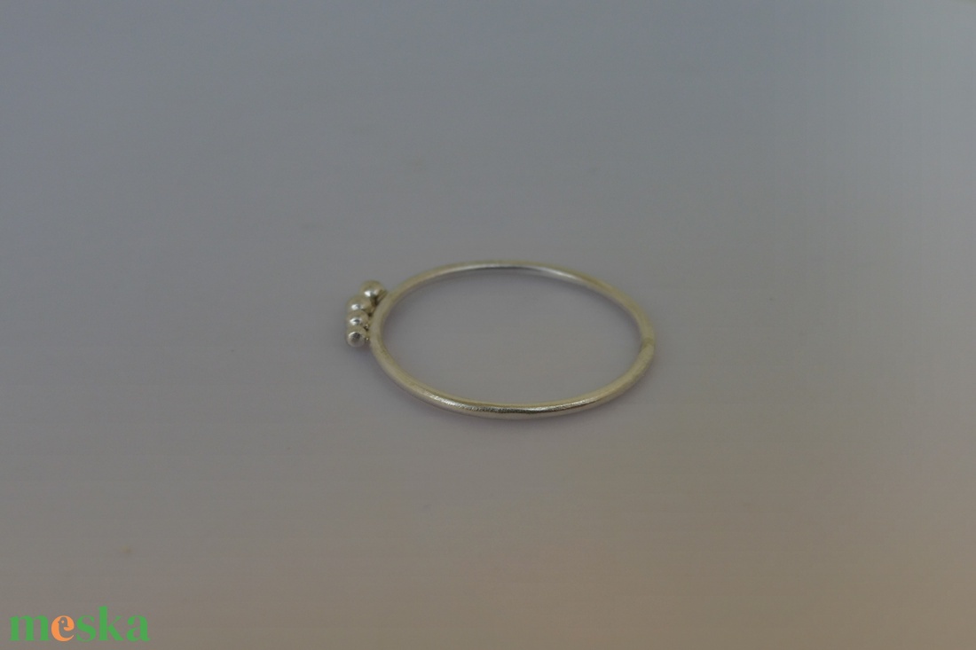 golyós ezüstgyűrű smaragddal - ékszer - gyűrű - szoliter gyűrű - Meska.hu