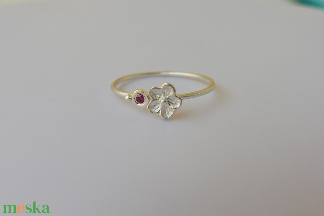 virágos ezüstgyűrű rubinnal  - ékszer - gyűrű - vékony gyűrű - Meska.hu