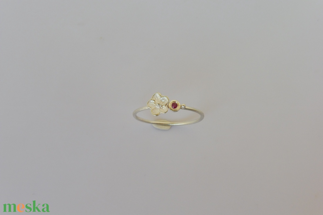 virágos ezüstgyűrű rubinnal  - ékszer - gyűrű - vékony gyűrű - Meska.hu