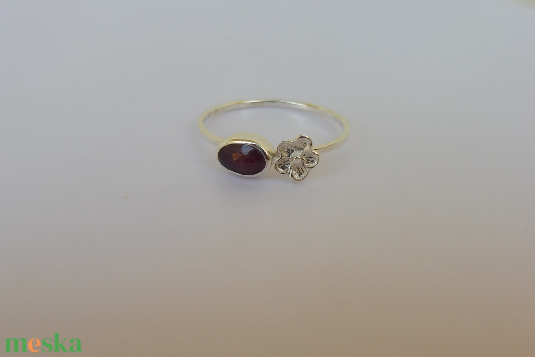 rubinos virágos gyűrűezüstből    - ékszer - gyűrű - szoliter gyűrű - Meska.hu