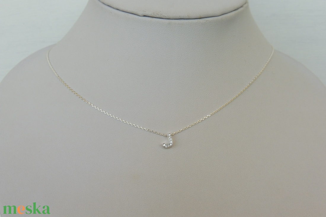 ezüst nyaklánc köves J betűvel - ékszer - nyaklánc - medálos nyaklánc - Meska.hu