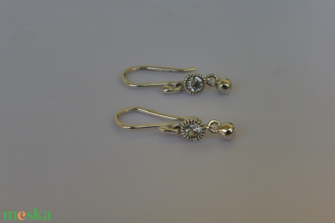 ezüst fülbevaló cirkóniával és golyóval - ékszer - fülbevaló - lógó csepp fülbevaló - Meska.hu