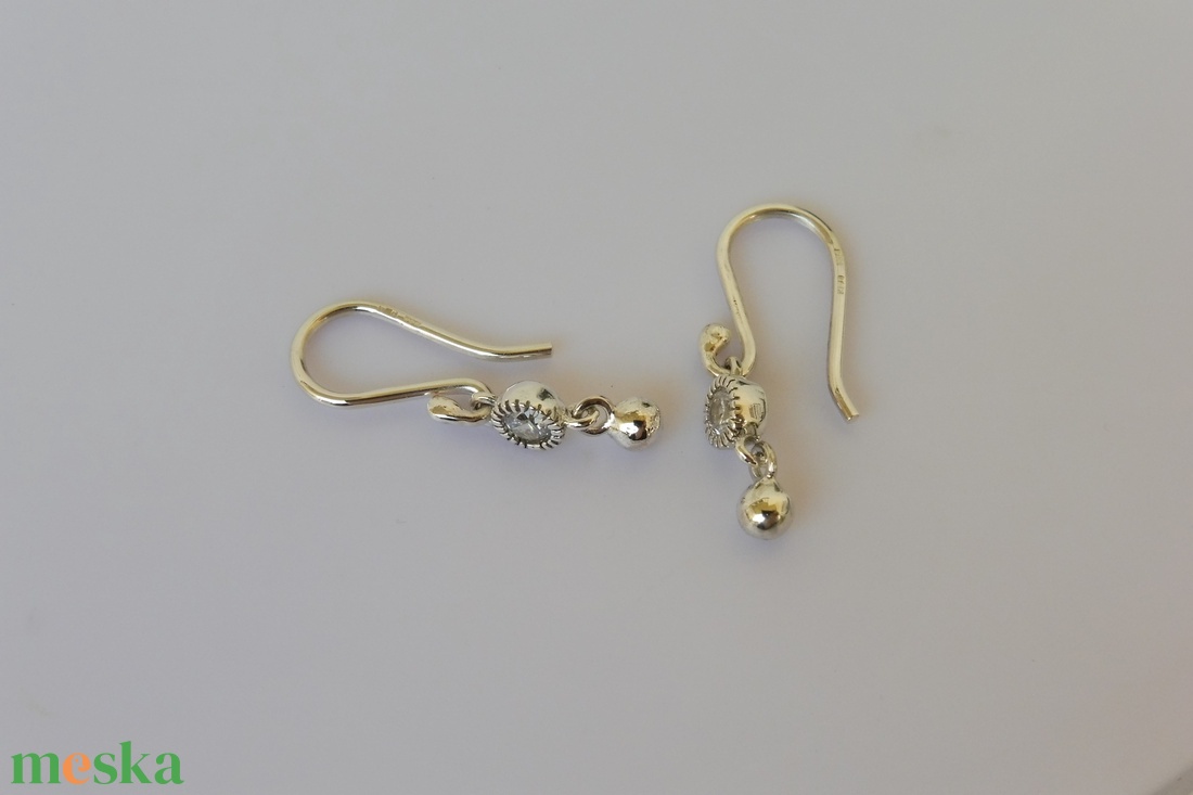 ezüst fülbevaló cirkóniával és golyóval - ékszer - fülbevaló - lógó csepp fülbevaló - Meska.hu