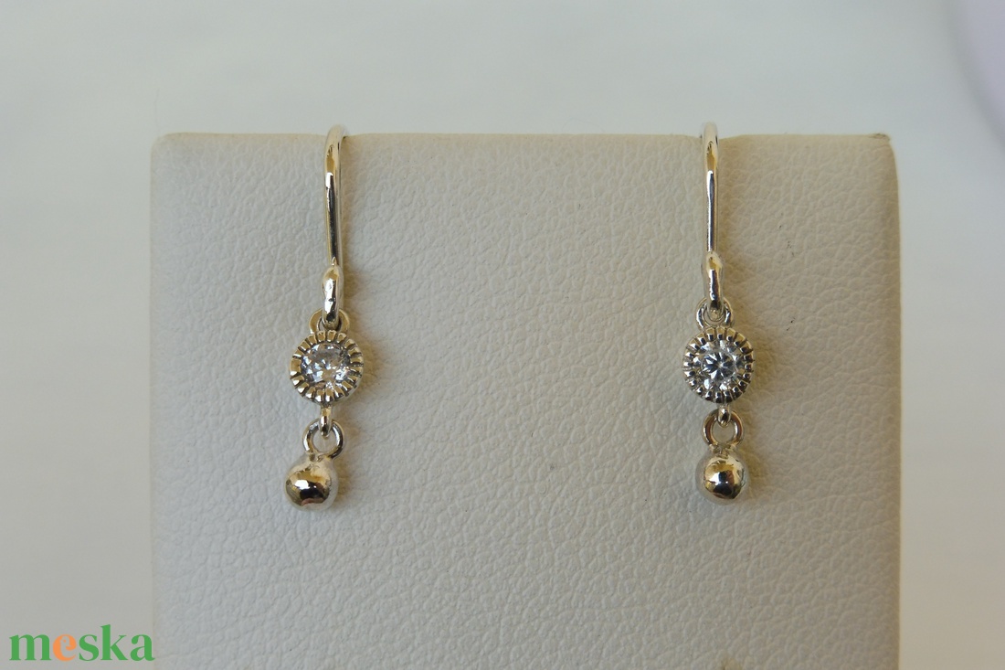 ezüst fülbevaló cirkóniával és golyóval - ékszer - fülbevaló - lógó csepp fülbevaló - Meska.hu