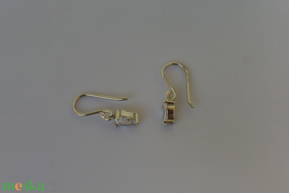 csepp cirkóniás ezüst fülbevaló - ékszer - fülbevaló - lógó fülbevaló - Meska.hu