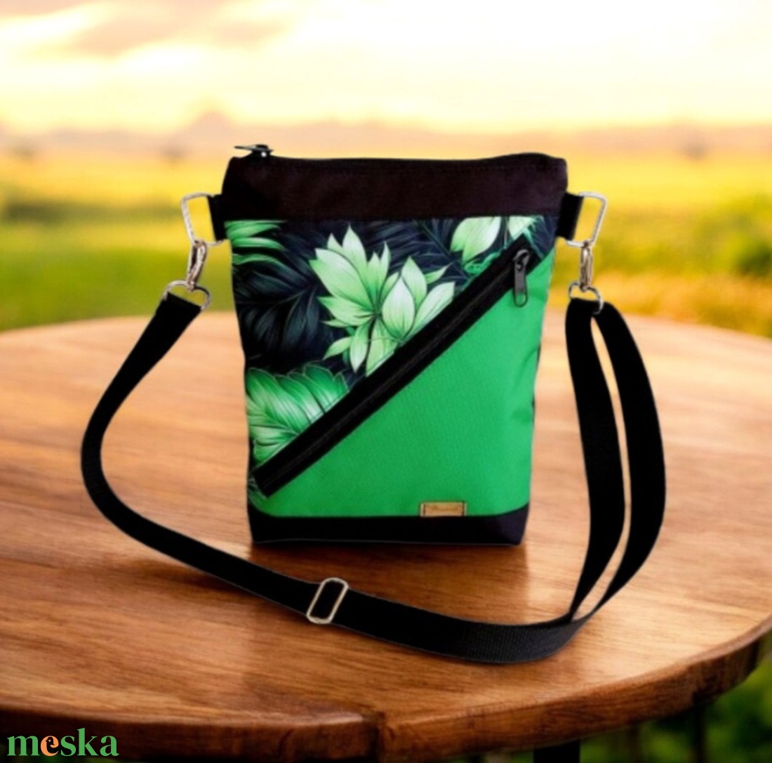 Zöld leveles Vízálló  crossbody  táska ,válltáska Sokzsebes -Valentinnap,Nőnap,Anyáknapja - táska & tok - kézitáska & válltáska - vállon átvethető táska - Meska.hu