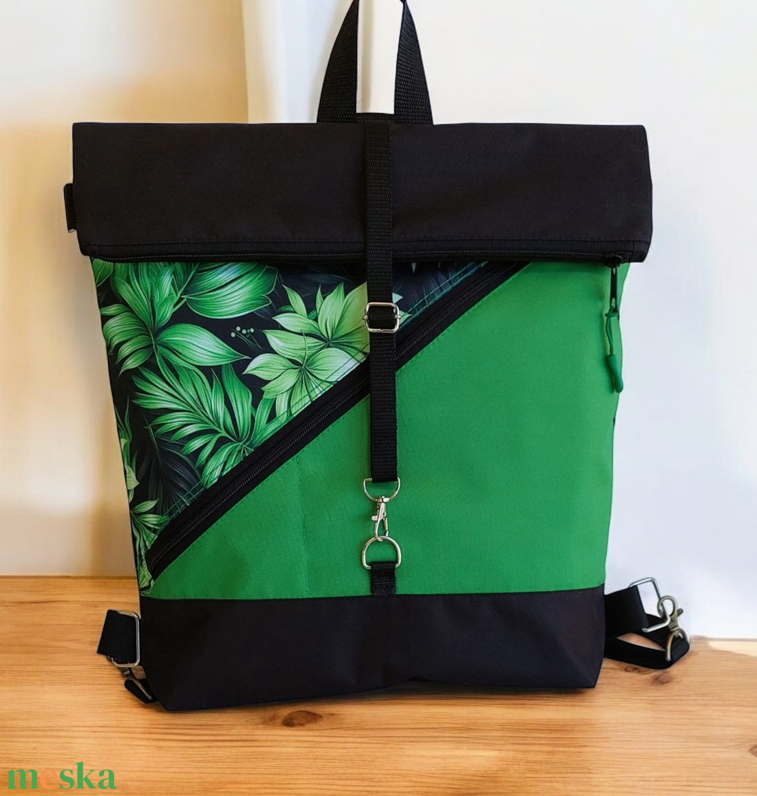 Variálható, Többfunkciós ,sok zsebes Vízálló Rolltop ,hátitáska, hátizsák levelek zöldben  - táska & tok - variálható táska - Meska.hu