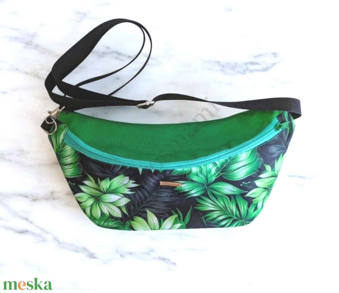 Nagyméretű,Vízálló Övtáska,Testtáska,válltáska,crossbody Leveles, belső cipzáras zsebbel - táska & tok - övtáska - Meska.hu